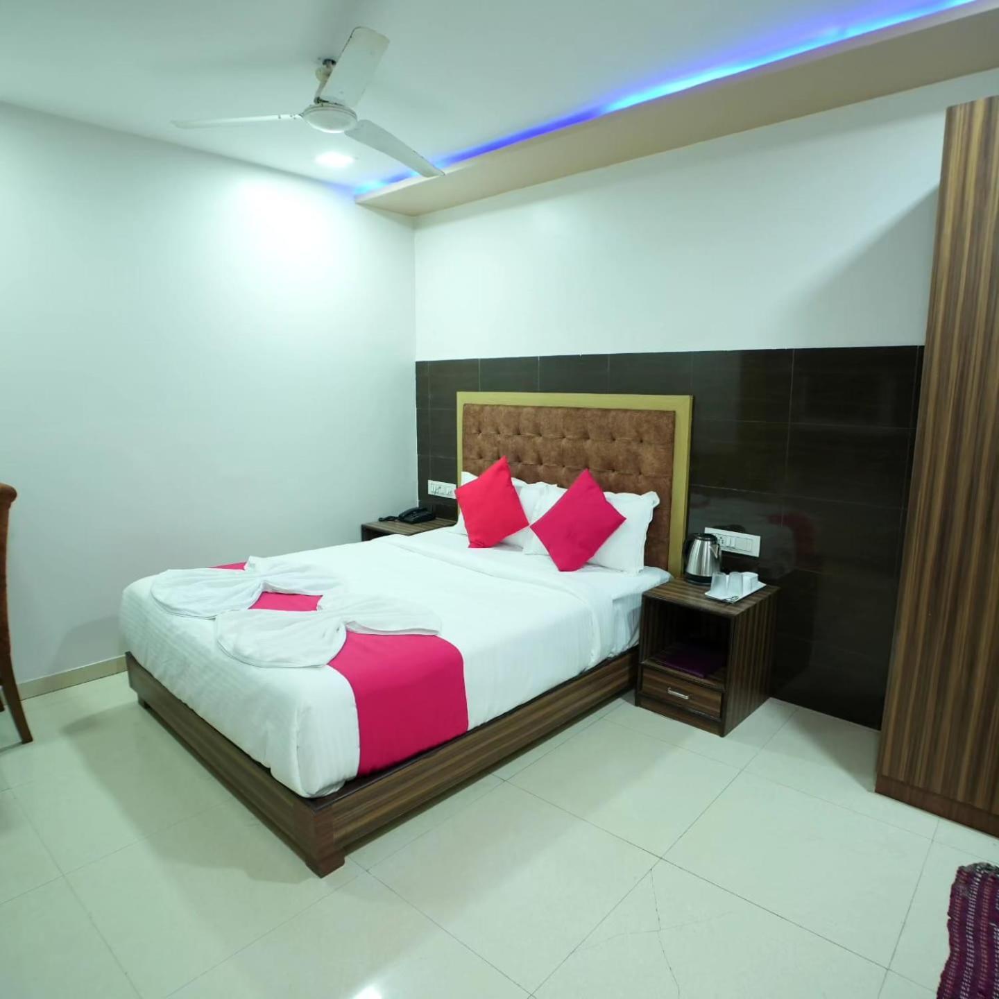 Hotel Blue Terminal Мумбаи Экстерьер фото