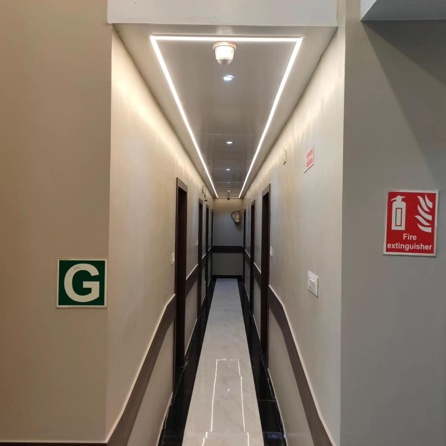 Hotel Blue Terminal Мумбаи Экстерьер фото