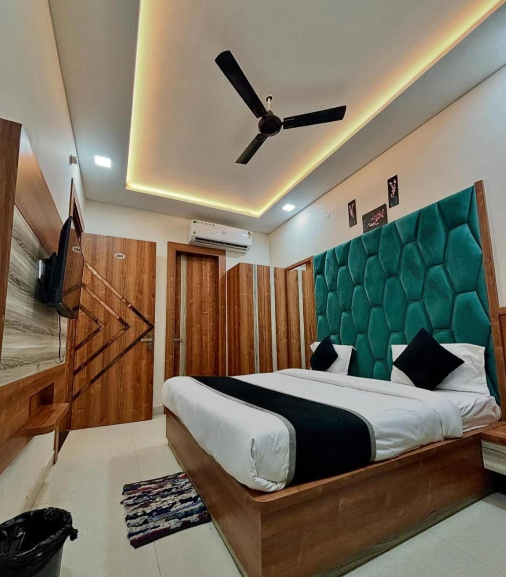 Hotel Blue Terminal Мумбаи Экстерьер фото
